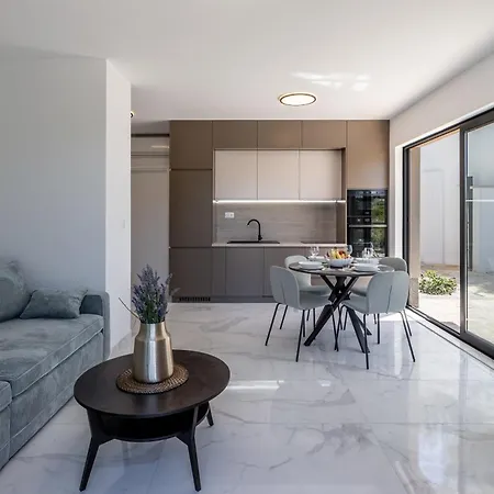 Sunny Bay Apartment *
